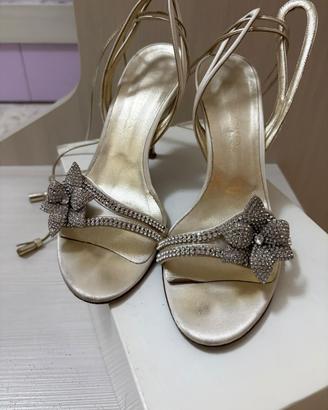 Abito da sposa con scarpe