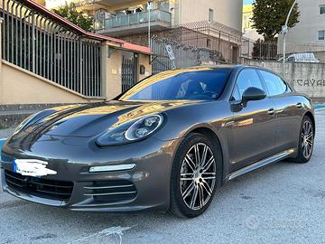 Porsche Panamera 4