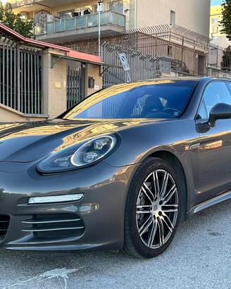 Porsche Panamera 4
