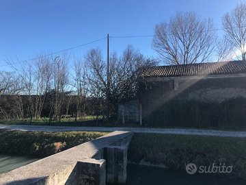 Rustico con annessi e terreno