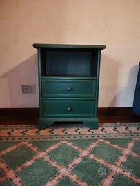 Comodino in legno di pino verde