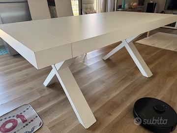 Tavolo bianco allungabile con gambe incrociate