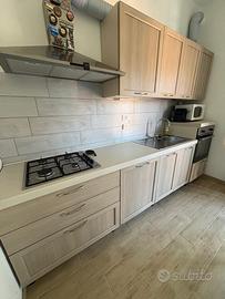 Cucina attrezzata di elettrodomestici