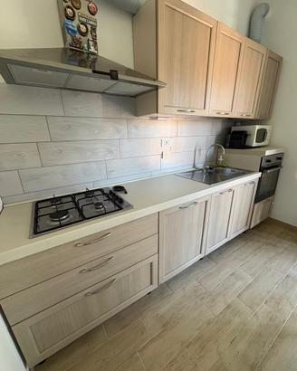 Cucina attrezzata di elettrodomestici