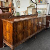 Elegante credenza con specchio in stile classico