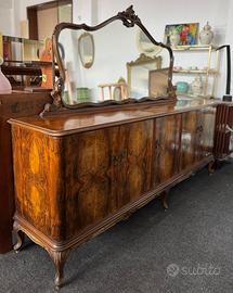 Elegante credenza con specchio in stile classico