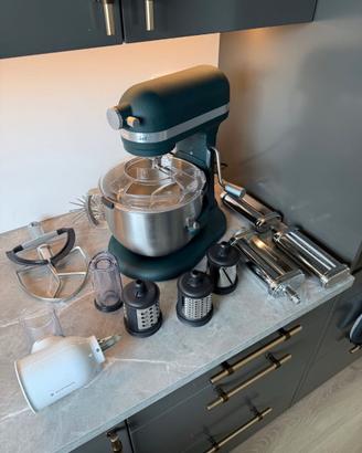 KitchenAid Artisan 5KSM70SHXE con vari accessori