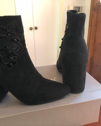 Stivaletto camoscio elegante con ricamo