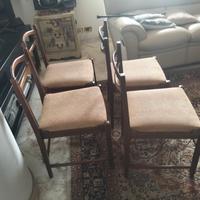 Credenza con tavolo e sedie in noce 