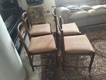 Credenza con tavolo e sedie in noce 