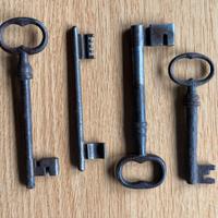 antiche chiavi ferro con decorazioni
