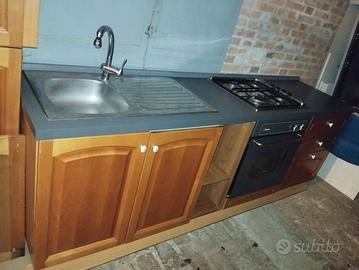 Cucina lineare in legno 
