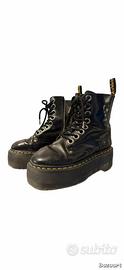 Anfibi Dr. Martens platform neri con zip laterale