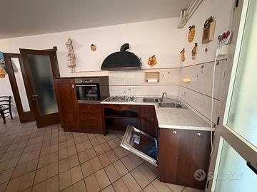 Cucina angolare legno noce con elettrodomestici 