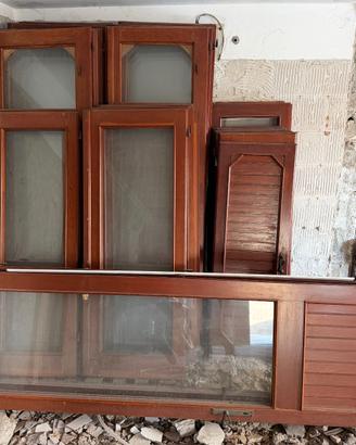 Infissi in legno Douglas in buono stato– 22 pezzi