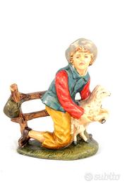 Presepe 20 cm pastore ginocchio pecora cartapesta
