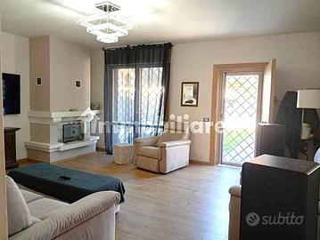 Villa a Carmignano, via Carlo Levi, 5 locali