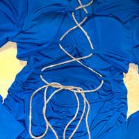 Abito con schiena scoperta e laccio diamantini