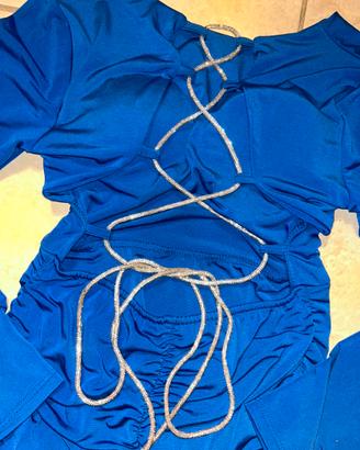 Abito con schiena scoperta e laccio diamantini