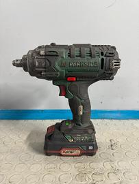 Avvitatore a percussione Parkside con batteria
