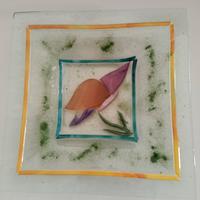 Piatto in vetro con farfalla, lavorato a mano 