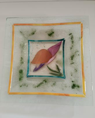 Piatto in vetro con farfalla, lavorato a mano 