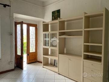 CASA SEMINDIPENDENTE A STRONA