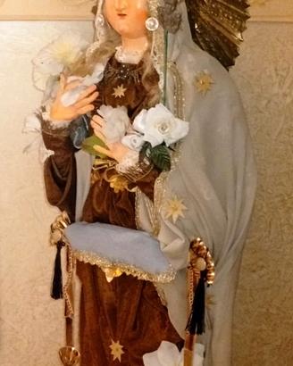Statua antica - vestita e restaurata della Madonna
