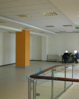 Palazzo / Stabile di 2850 m² con più di 5 locali a