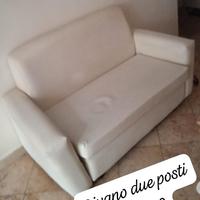 Divano due posti di colore bianco.