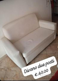 Divano due posti di colore bianco.