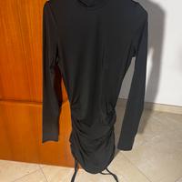 vestito nero a maniche lunghe