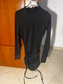 vestito nero a maniche lunghe