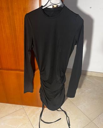 vestito nero a maniche lunghe