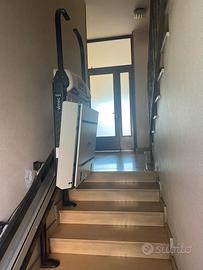 Montascale come nuovo per carrozzine e disabili.
