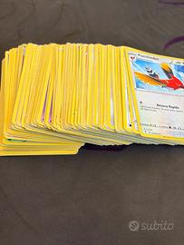 cinque mazzi da 100 carte pokemon ciascuno