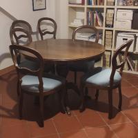 Tavolo con sedie