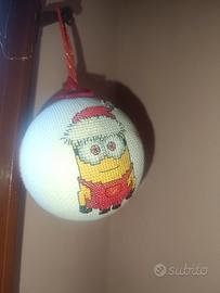 Pallina di Natale Minion fatta a punto croce 