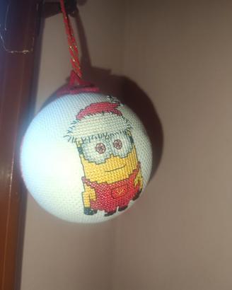 Pallina di Natale Minion fatta a punto croce 