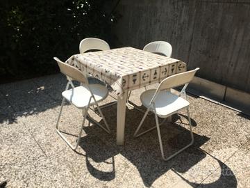 Tavolo e sedie da giardino bianchi