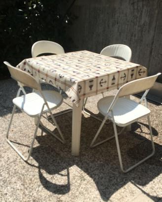 Tavolo e sedie da giardino bianchi