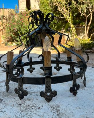 Lampadario in ferro battuto