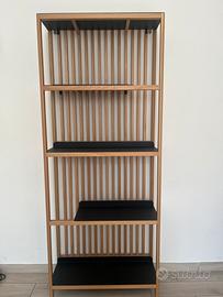 Libreria in stile scandinavo e industriale