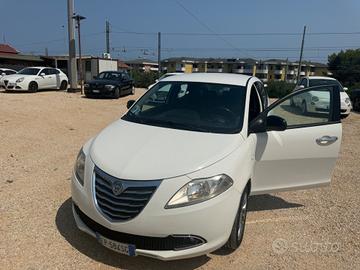 Lancia Ypsilon 1.3 MJT 95 CV 3.990€ PERMUTE
