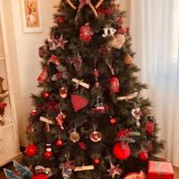 Albero di Natale con luci e parte di addobbi 