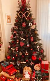 Albero di Natale con luci e parte di addobbi 