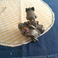 Statuetta in peltro vintage, ragazza con fiori.
