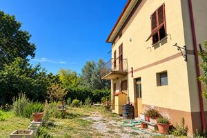 Casa di campagna con 3 ettari di terreno-  Treia
