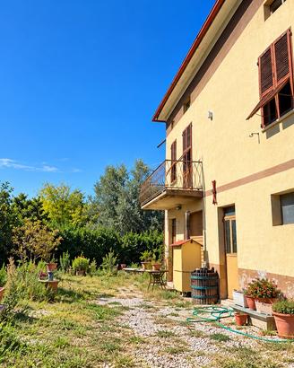 Casa di campagna con 3 ettari di terreno-  Treia