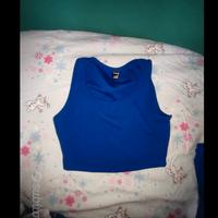 tuta blu pantalone e top 
